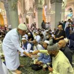 Gubernur-Alharis-Bagi-Bagi-Kurma-di-Masjidil-Haram