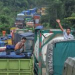 foto-udara-ribuan-kendaraan-truk-terjebak-macet-parah-di-jambi_169