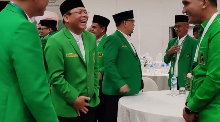 PPP Ketua DPW PPP Provinsi Jambi M. Fadhil Arief dan Bendahara DPW PPP H. Hurmin bercengkrama dengan Plt. Ketua Umum DPP PPP H. Muhammad Mardiono di Jakarta. / foto: ist