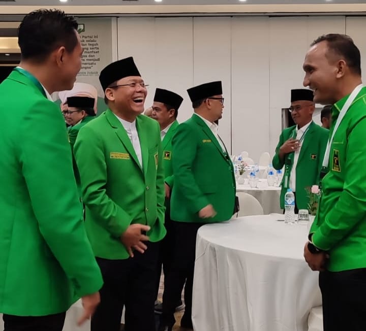 Ketua DPW PPP Provinsi Jambi M. Fadhil Arief dan Bendahara DPW PPP H. Hurmin bercengkrama dengan Plt. Ketua Umum DPP PPP H. Muhammad Mardiono di Jakarta. / foto: ist