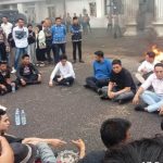 ketua DPRD Provinsi Jambi bersama pendemo