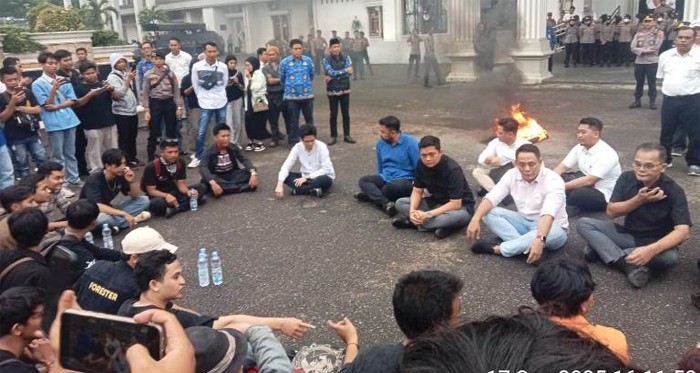 ketua DPRD Provinsi Jambi bersama pendemo